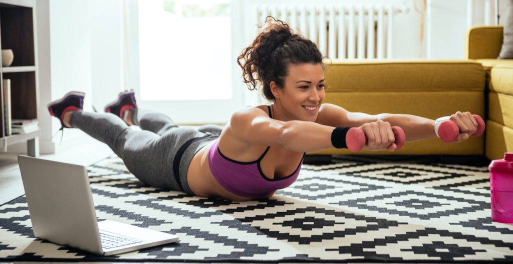 Femeie făcând yoga acasă